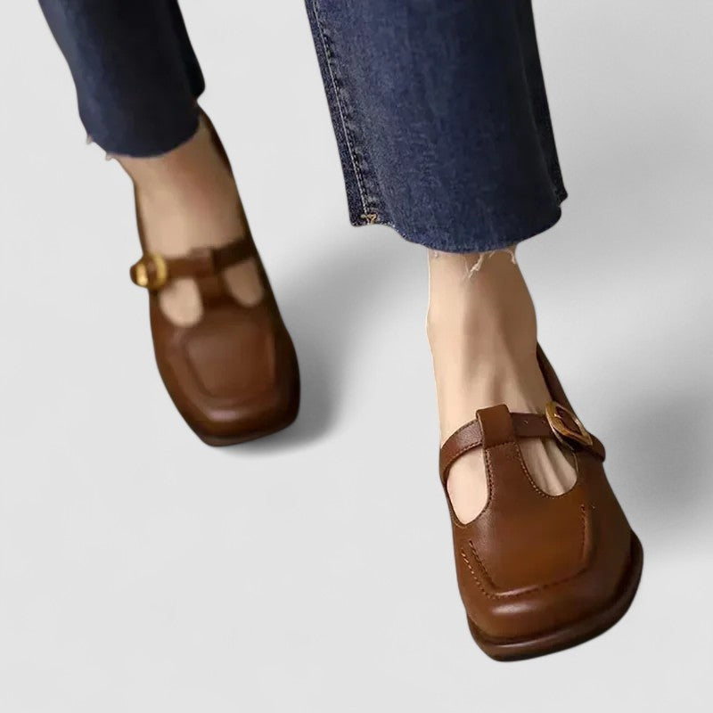 Calçado feminino Mary Jane T-Strap estilo vintage, bico quadrado. Sapatos clássicos pretos para conforto e estilo.