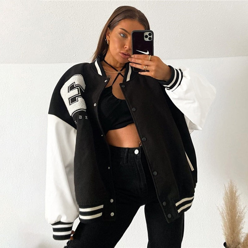 Jaqueta varsity bomber oversize feminina com bordado, ideal para estilo urbano e moda outono.