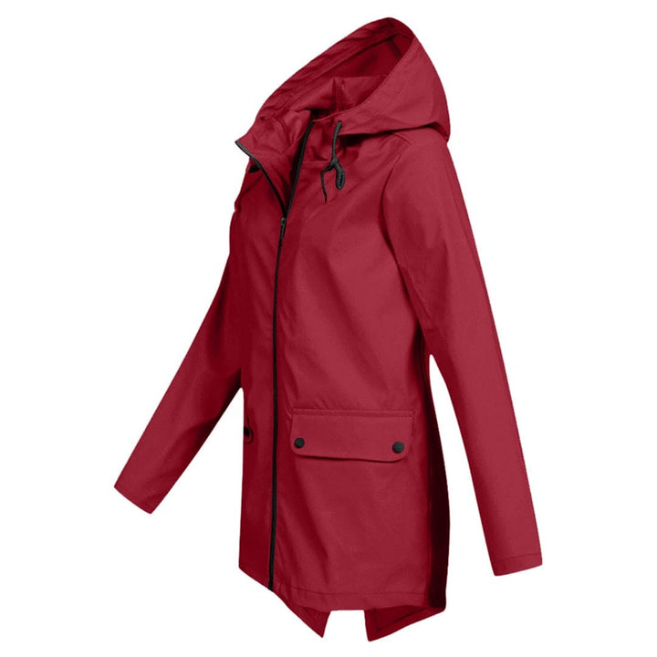 Mulher usa casaco impermeável curto com capuz, perfeito para dias de chuva e estilo.
