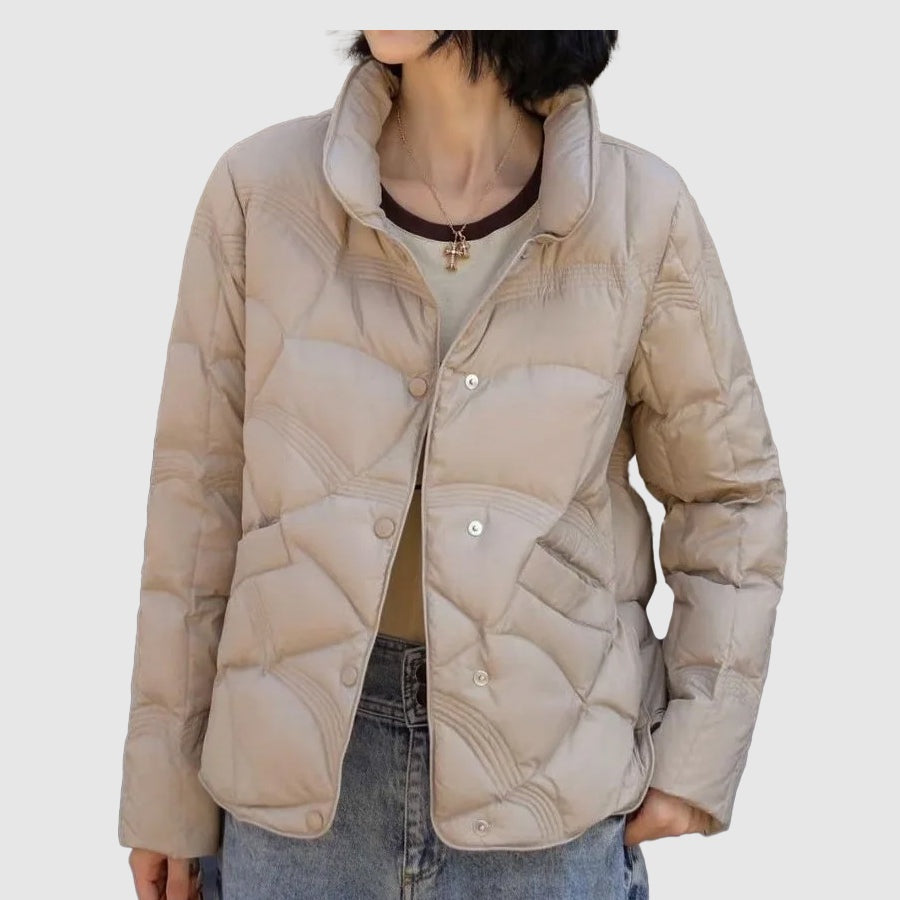 Casaco acolchoado feminino curto com gola alta e botões, ideal para o inverno. Design quente e estiloso para mulher.