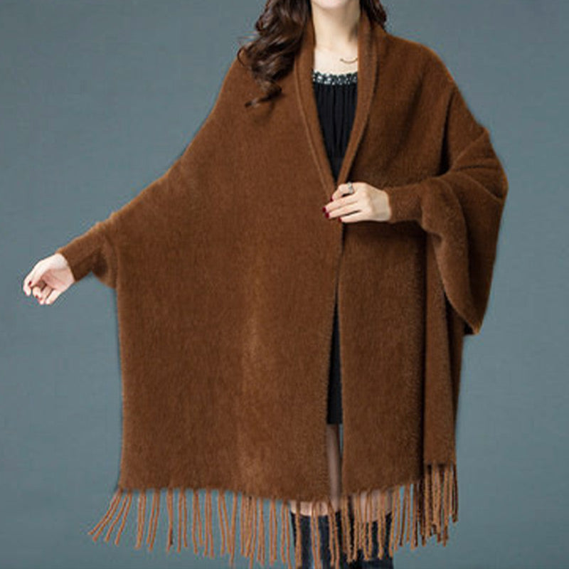 Jaqueta feminina moderna com franjas sofisticadas, trazendo toque de estilo e conforto para a moda inverno.