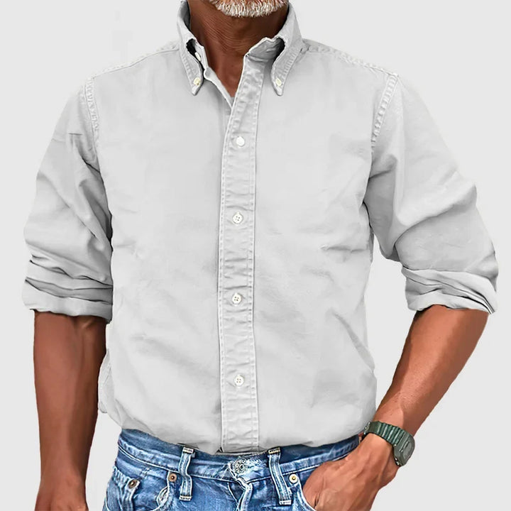 Camisa masculina vintage com textura desgastada, ideal para looks de verão e tendência.