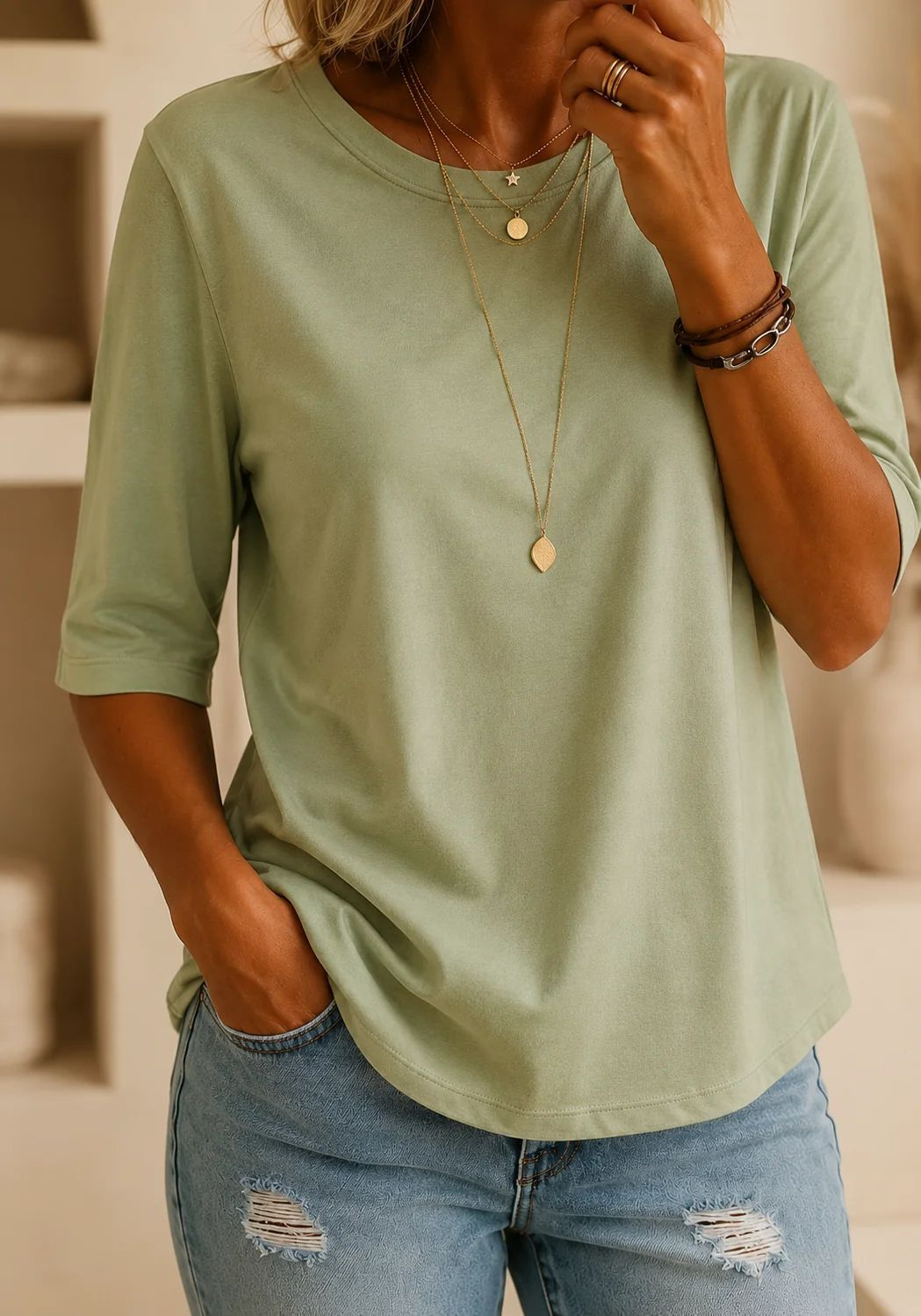 Peça básica: camiseta feminina de meia manga para uso diário, proporcionando conforto e estilo casual descontraído.