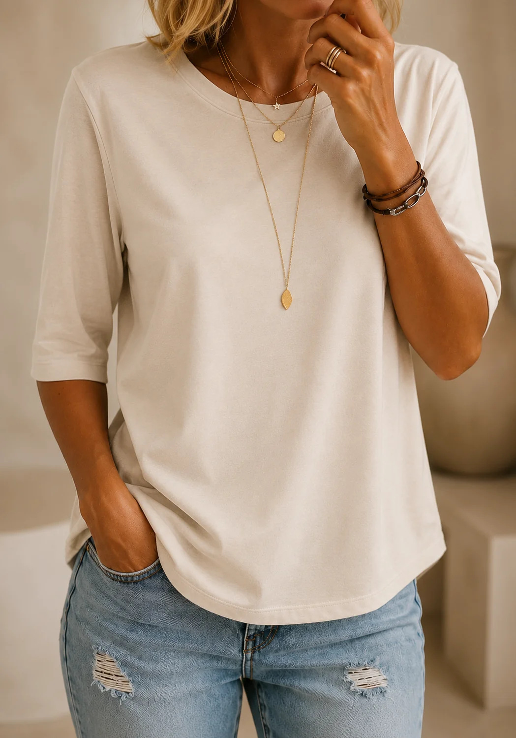 Blusa de meia manga feminina, ideal para looks descontraídos, conforto e praticidade no dia a dia.