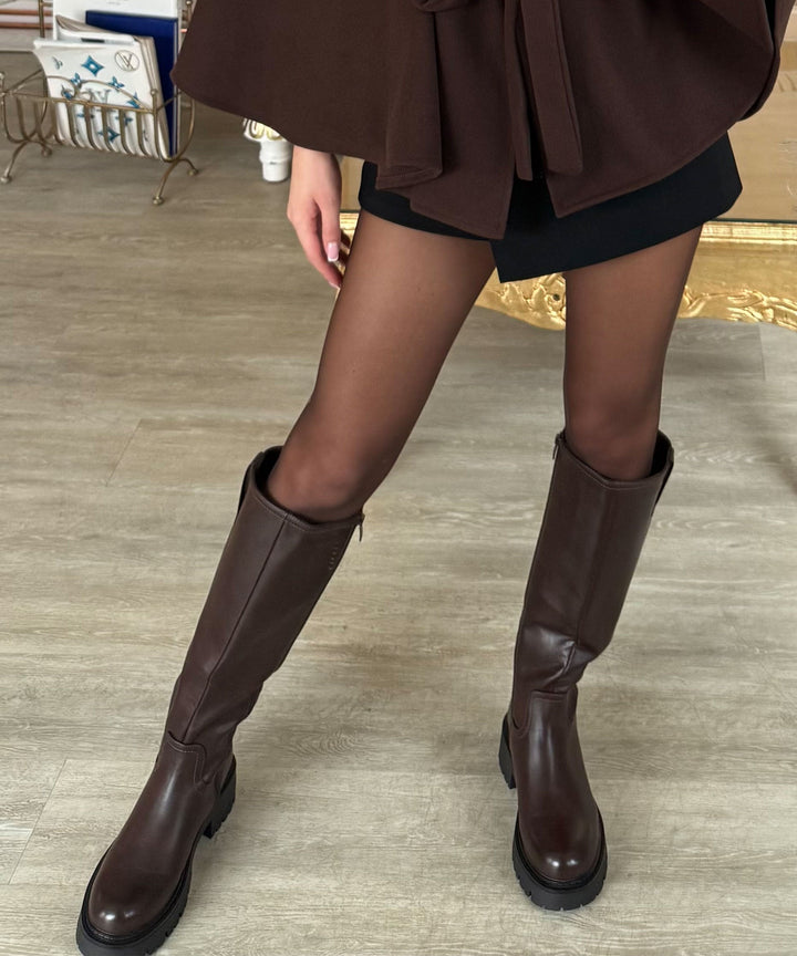 Bota marrom feminina salto médio, com forro quente para o inverno.