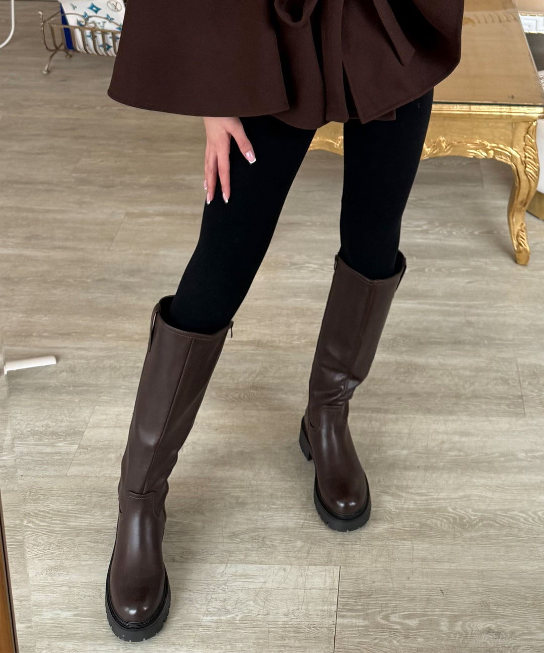 Calçado feminino marrom, ideal para aquecimento e conforto no outono.