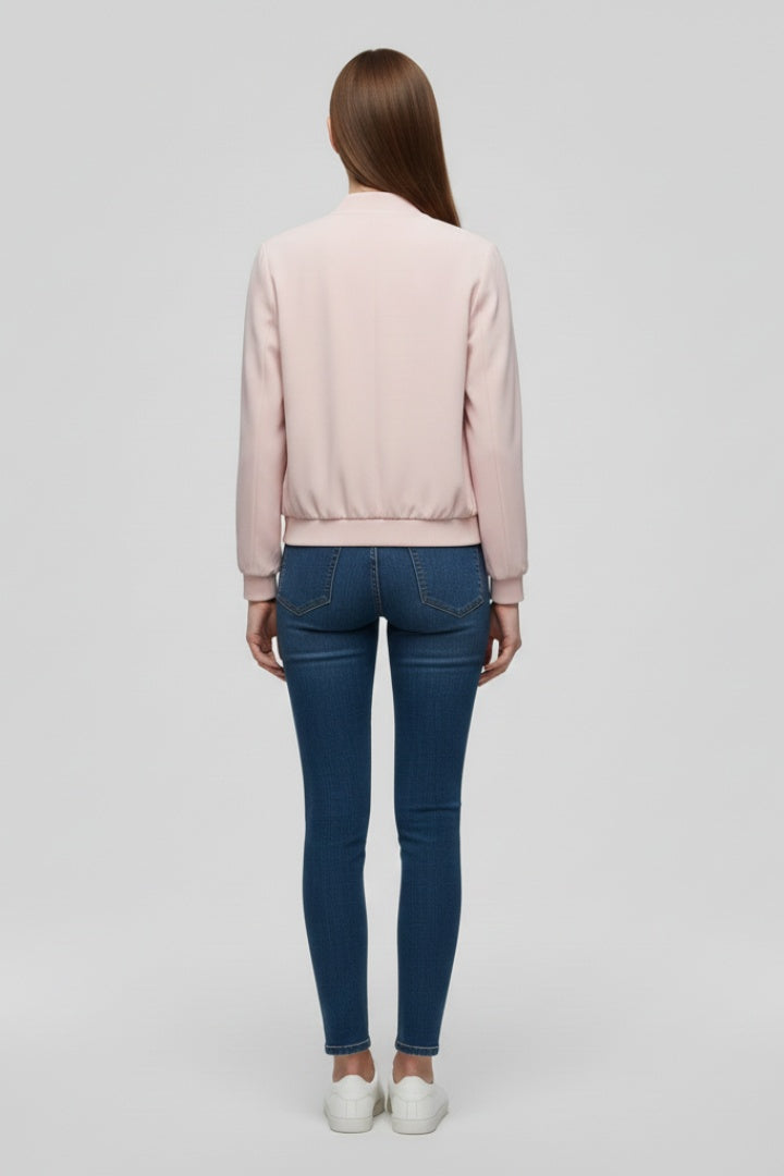 Moda mulher: casaco bomber feminino desportivo, com fecho frontal. Roupa versátil para estilo moderno.