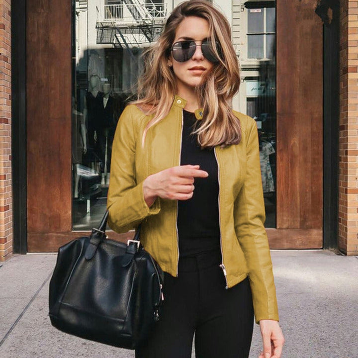 Casaco de couro sintético feminino com gola lapela e zíperes, perfeito para moda casual.
