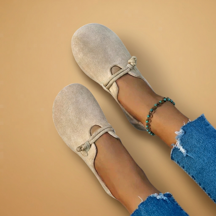 Sapatilhas bege ortopédicas Cláudia para mulher, design casual com cordões, ideais para conforto no dia a dia.