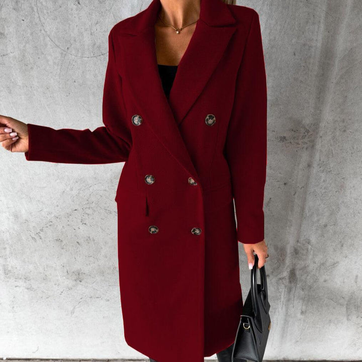 Elegante casaco longo feminino de botões duplos, essencial para moda de inverno.