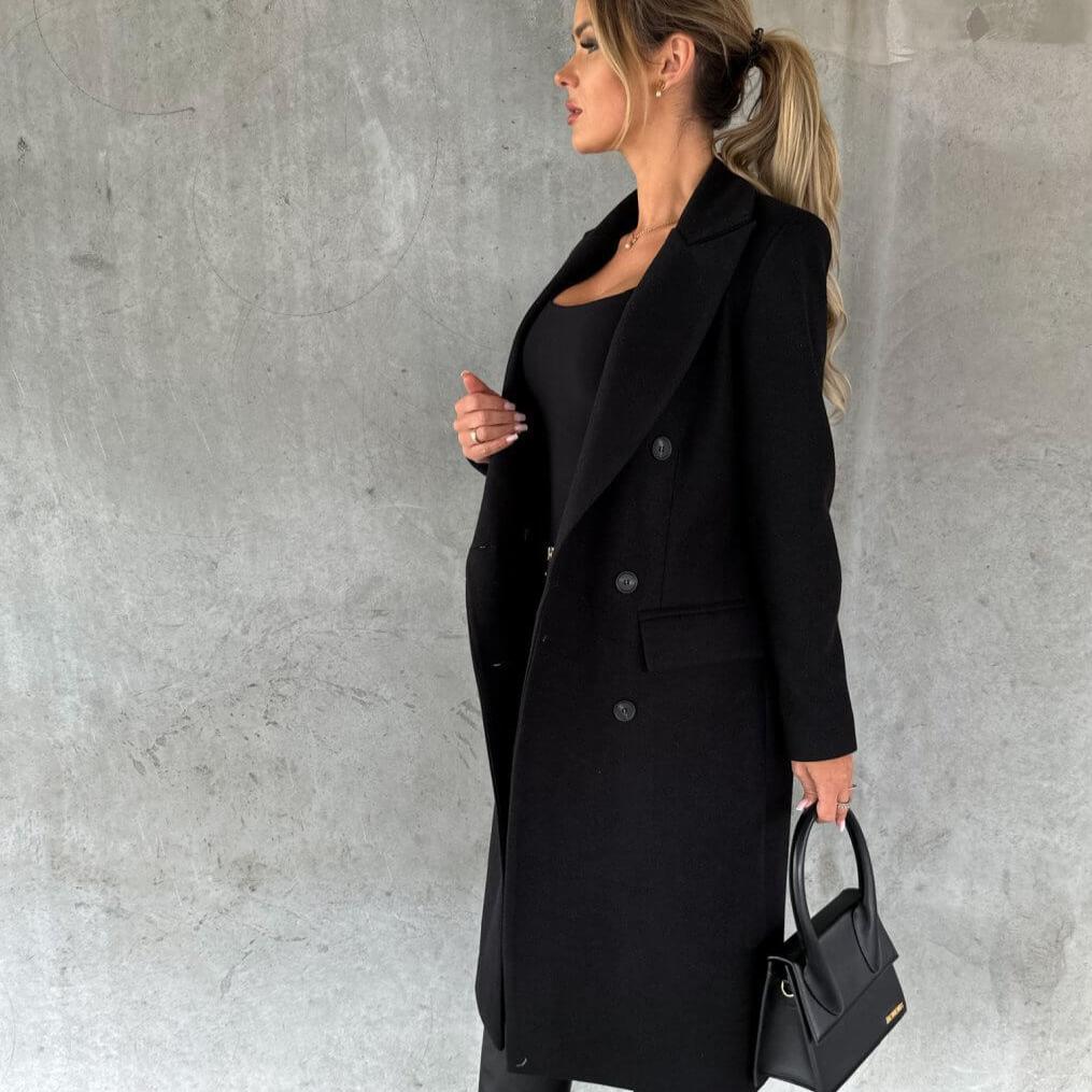 Roupa versátil: casaco longo feminino de botões duplos, casual chique para qualquer ocasião.