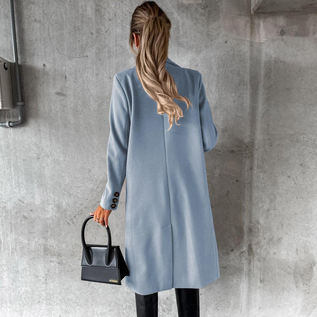 Moda feminina: casaco longo com botões duplos, um toque de elegância no outono.