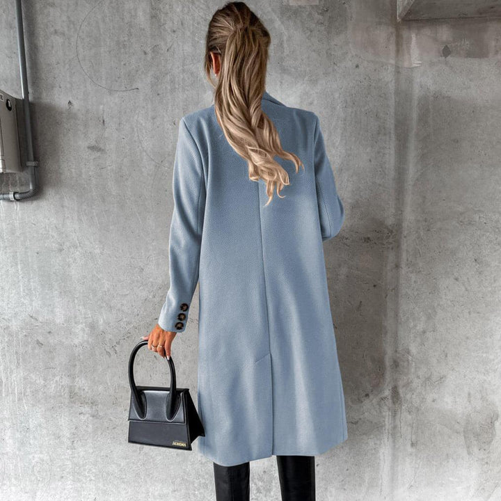 Moda feminina: casaco longo com botões duplos, um toque de elegância no outono.