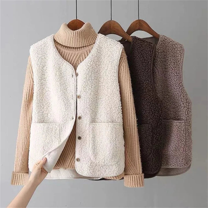 Colete feminino de borreguinho bege, decote V com botões, ideal para outono/inverno.