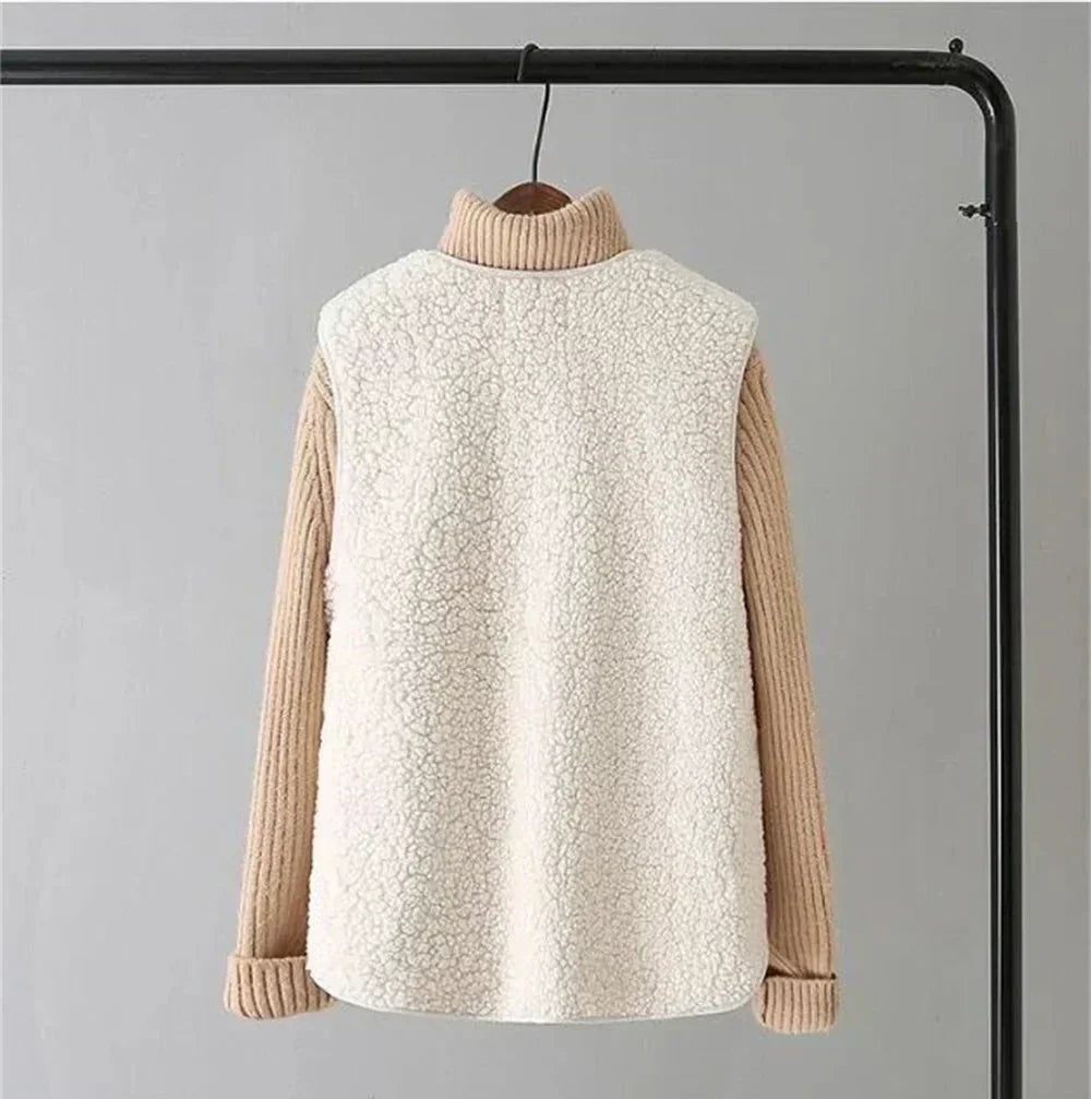 Colete de borreguinho feminino bege, com botões e decote V, ideal para o frio e casual.