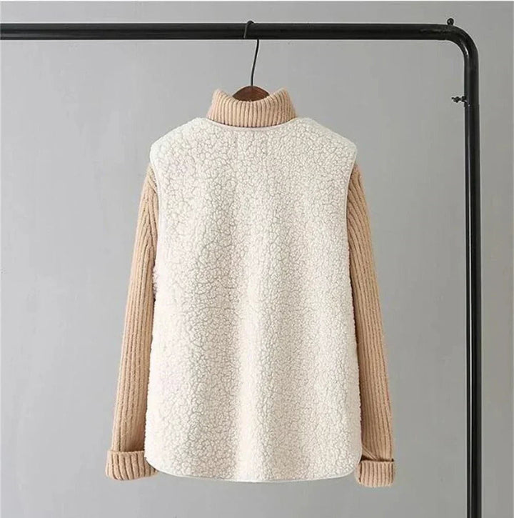 Colete de borreguinho feminino bege, com botões e decote V, ideal para o frio e casual.