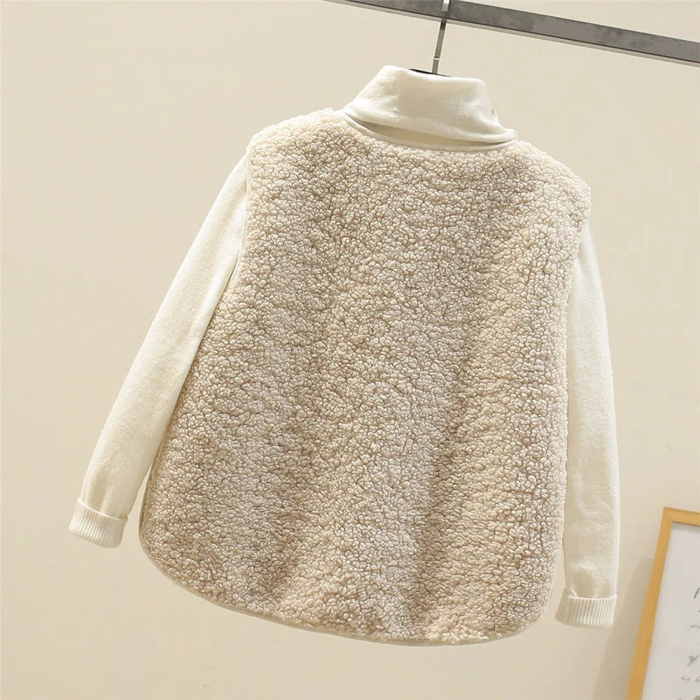 Colete de borreguinho versátil, decote V com botões, para mulher, sobreposição casual outono/inverno.