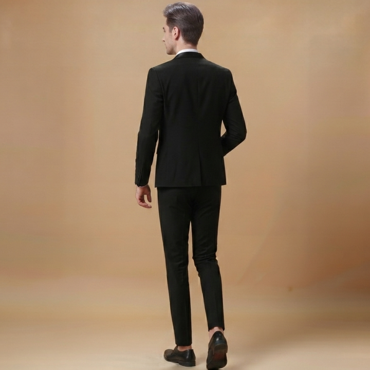 Detalhe do colete e blazer do fato clássico de homem. Elegância e corte impecável para um look formal.