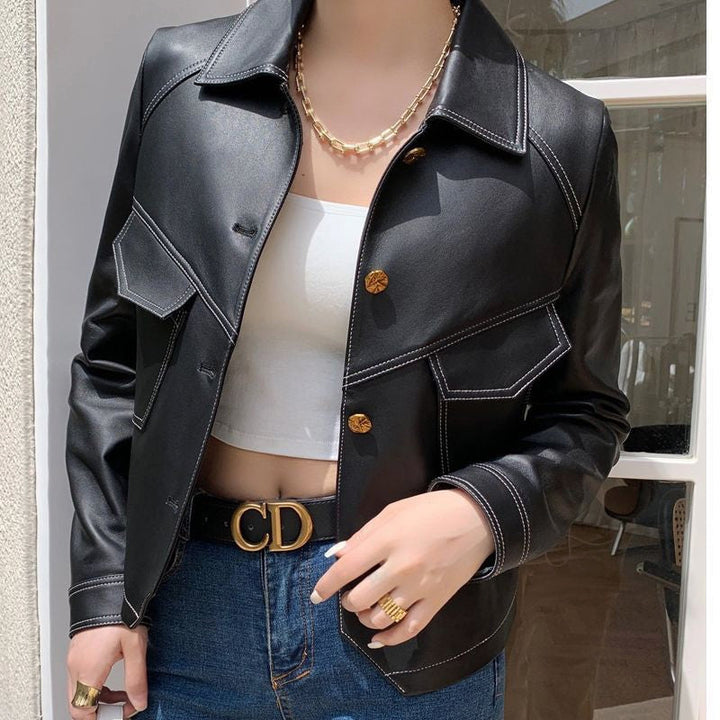 Jaqueta cropped feminina, couro sintético preto liso, botões prateados decorativos, corte moderno.