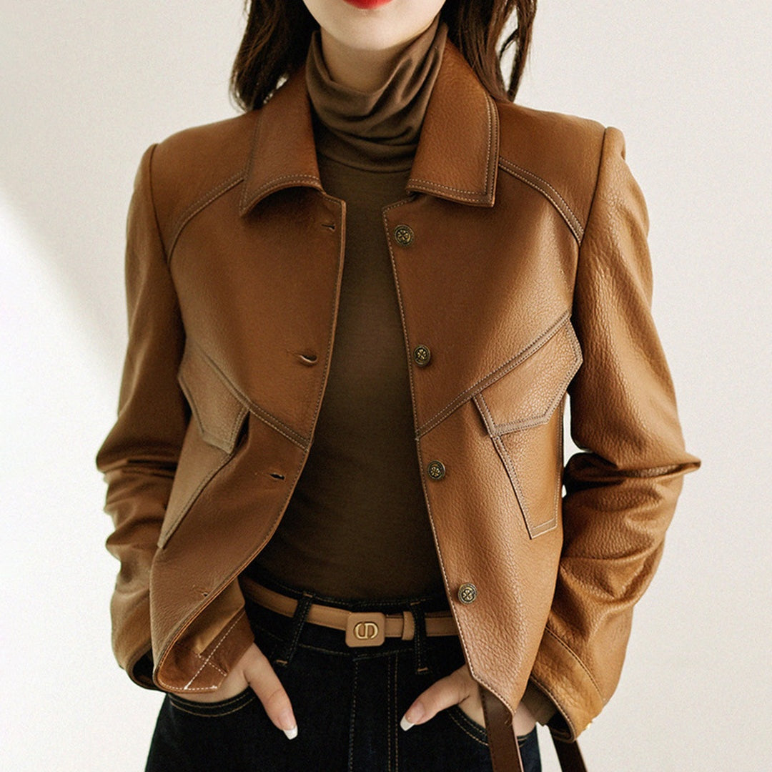 Jaqueta de couro sintético feminina preta, com botões decorativos, perfeita para um look casual chic.