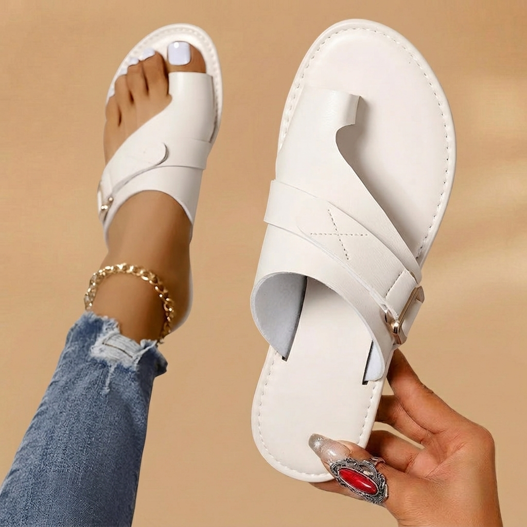 Mulher a usar sandálias rasas Cristina com tiras cruzadas. Calçado feminino confortável e elegante para o verão.