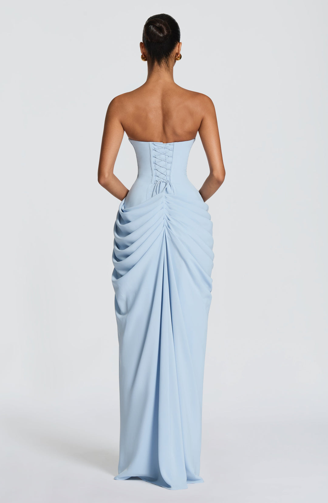 Vestido elegante feminino sem alças, maxi, com fenda lateral, para um look de verão.