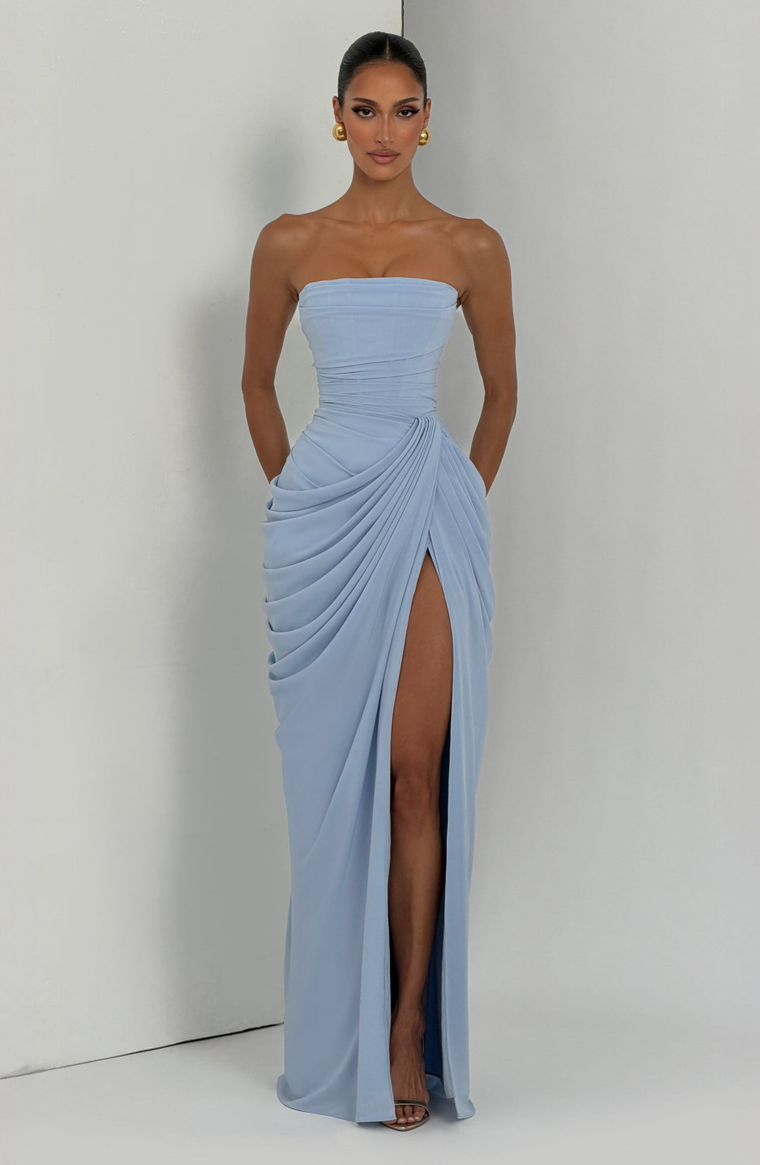 Vestido feminino elegante, sem alças, com fenda lateral para ocasiões especiais.