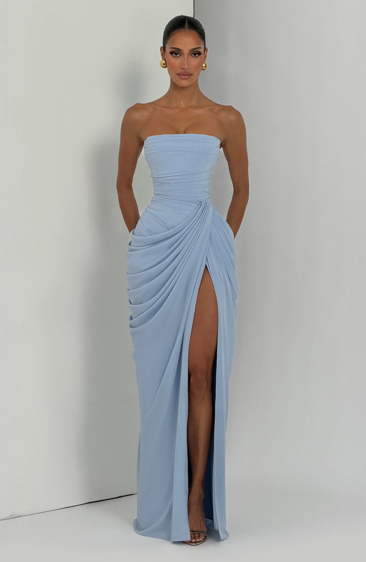 Vestido feminino elegante, sem alças, com fenda lateral para ocasiões especiais.