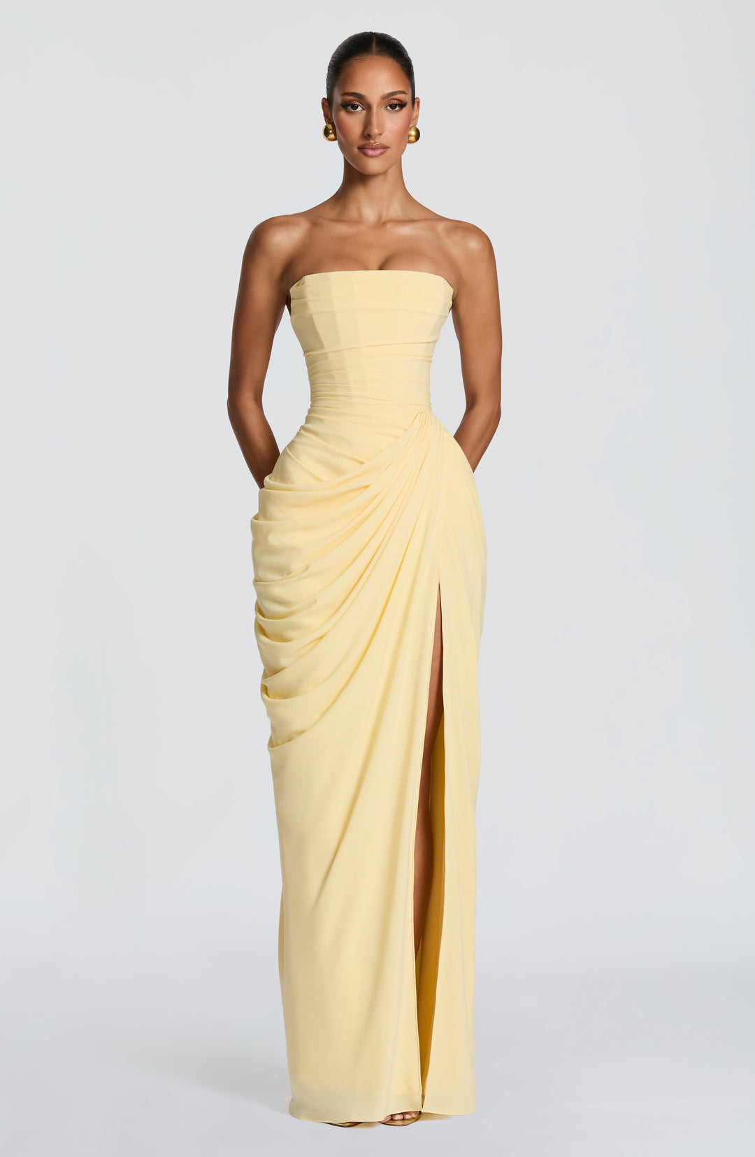 Vestido sem alças feminino, decote reto, fenda lateral, ideal para festas de verão.