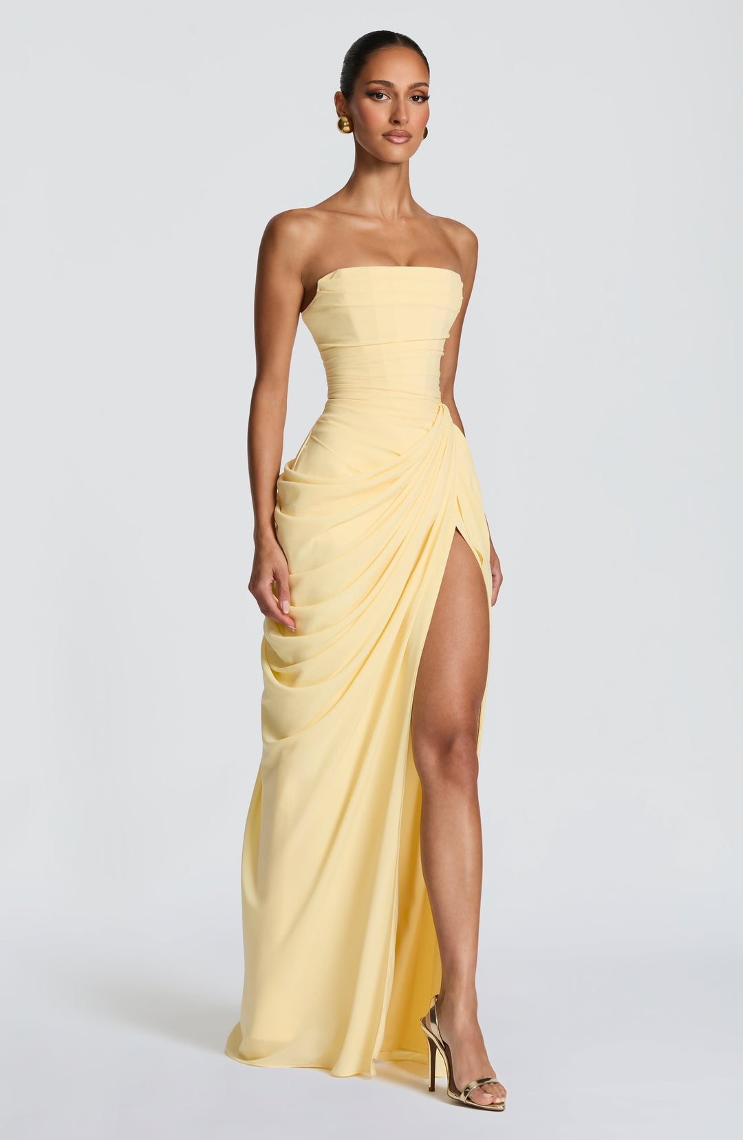 Moda feminina: vestido maxi elegante, sem alças, para ocasiões especiais.