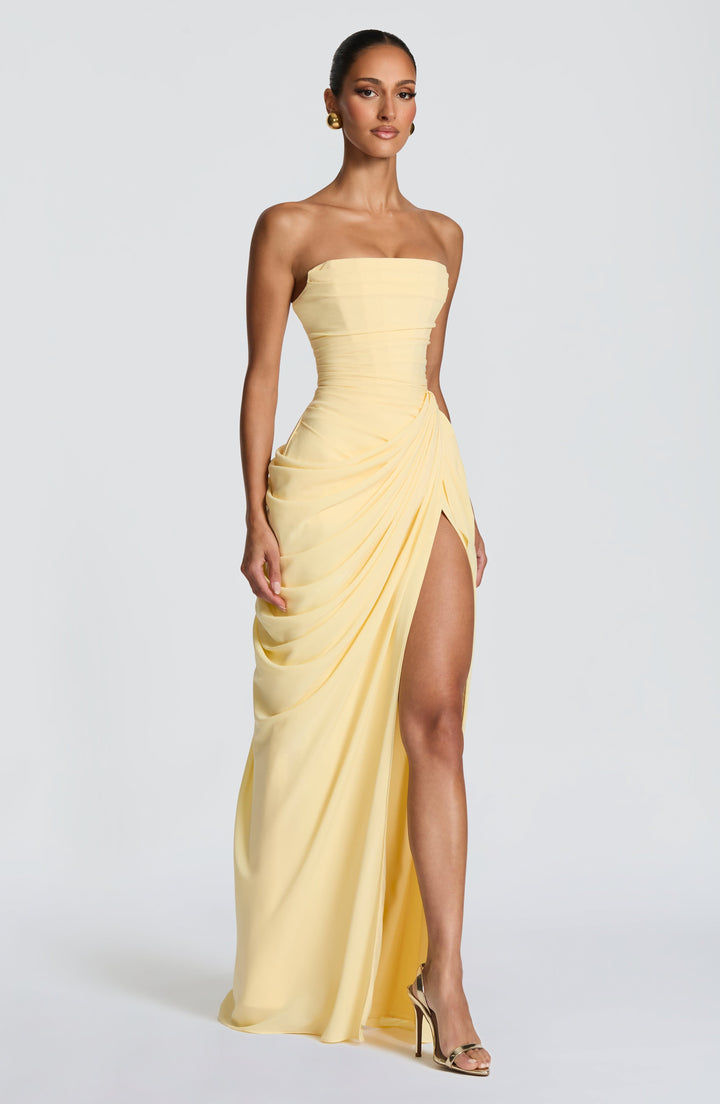 Moda feminina: vestido maxi elegante, sem alças, para ocasiões especiais.