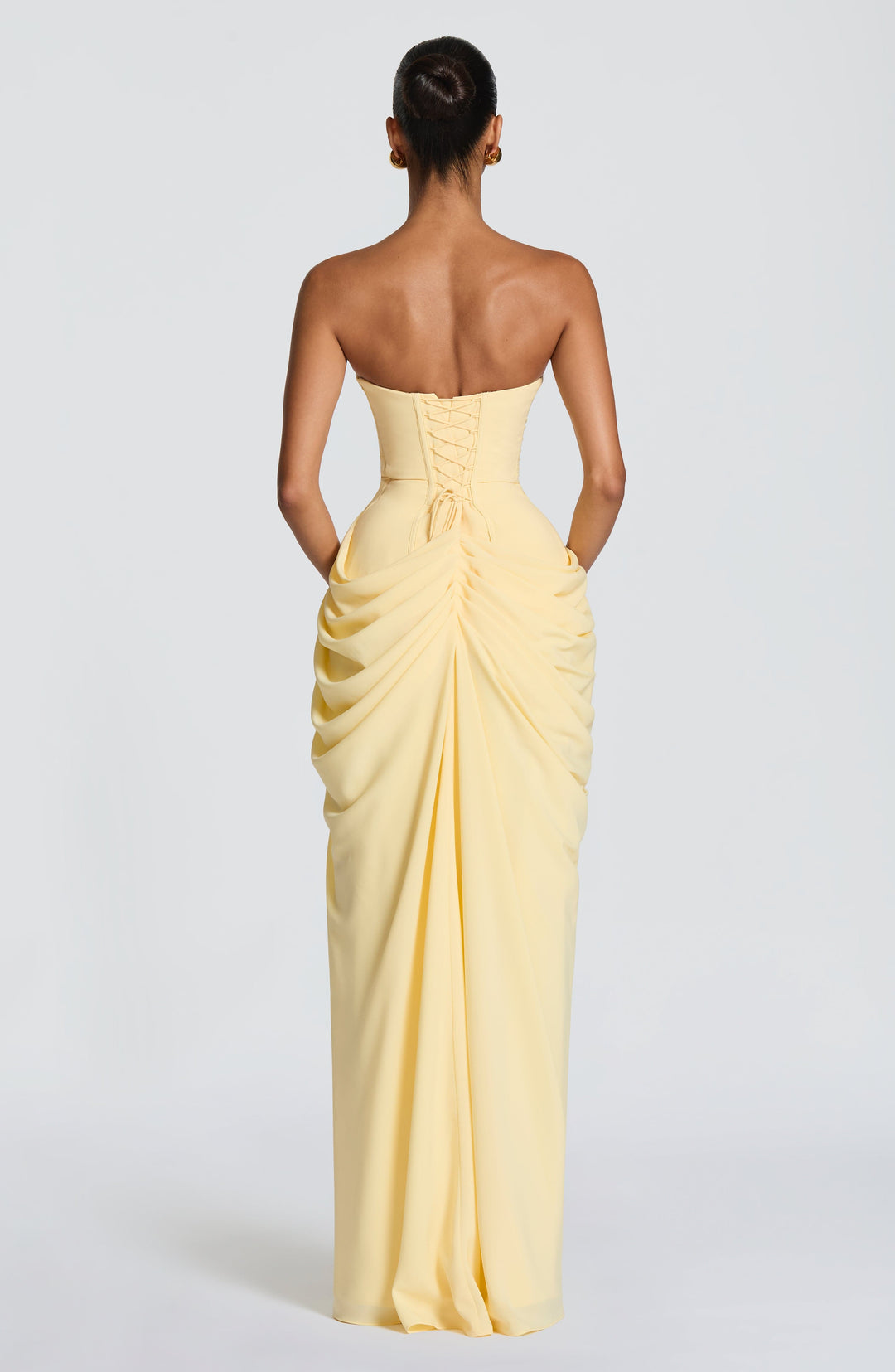 Vestido de festa feminino maxi, escultural, com fenda lateral, perfeito para verão.