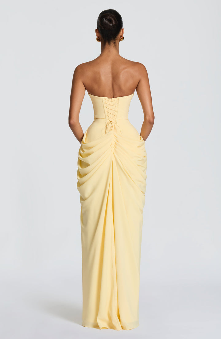 Vestido de festa feminino maxi, escultural, com fenda lateral, perfeito para verão.