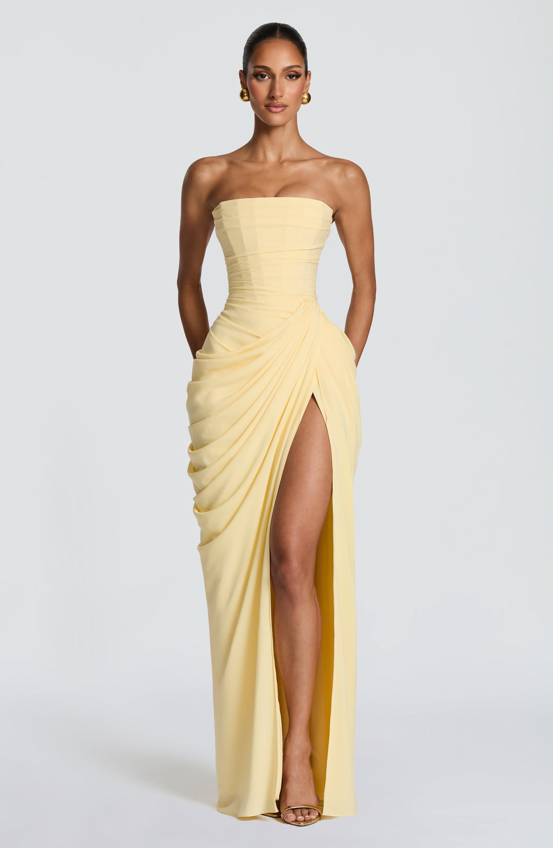 Vestido maxi feminino elegante sem alças, decote reto e fenda lateral para festa.