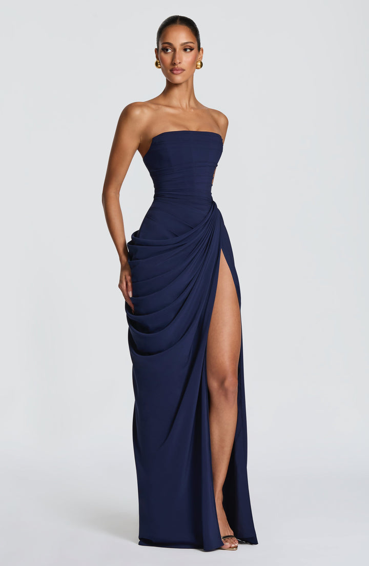 Vestido de festa elegante, maxi, feminino, com fenda lateral e decote reto.