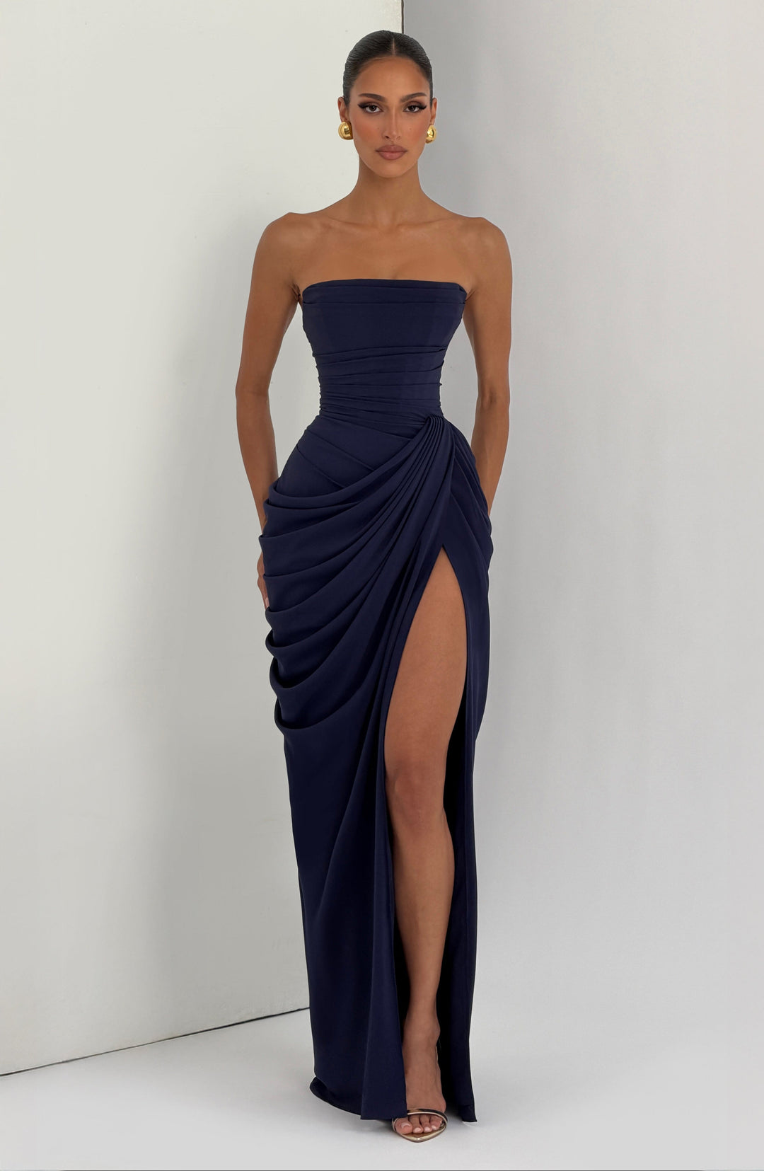 Moda feminina: vestido maxi sem alças, elegante, decote reto para eventos especiais.