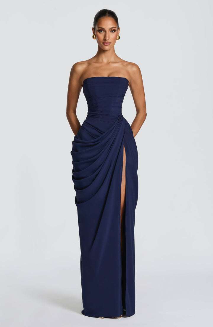 Vestido feminino maxi com fenda lateral, elegante e escultural, perfeito para festas.