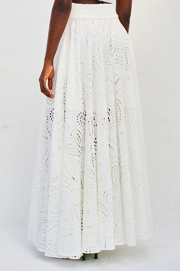 Conjunto feminino bordado, com saia midi e top, ideal para um visual chique nas férias.