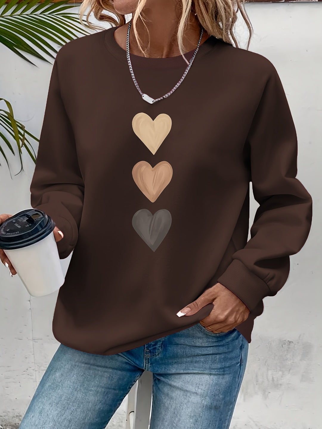 Camisola de inverno feminina Amara com estampa de corações, oferecendo conforto e versatilidade casual.