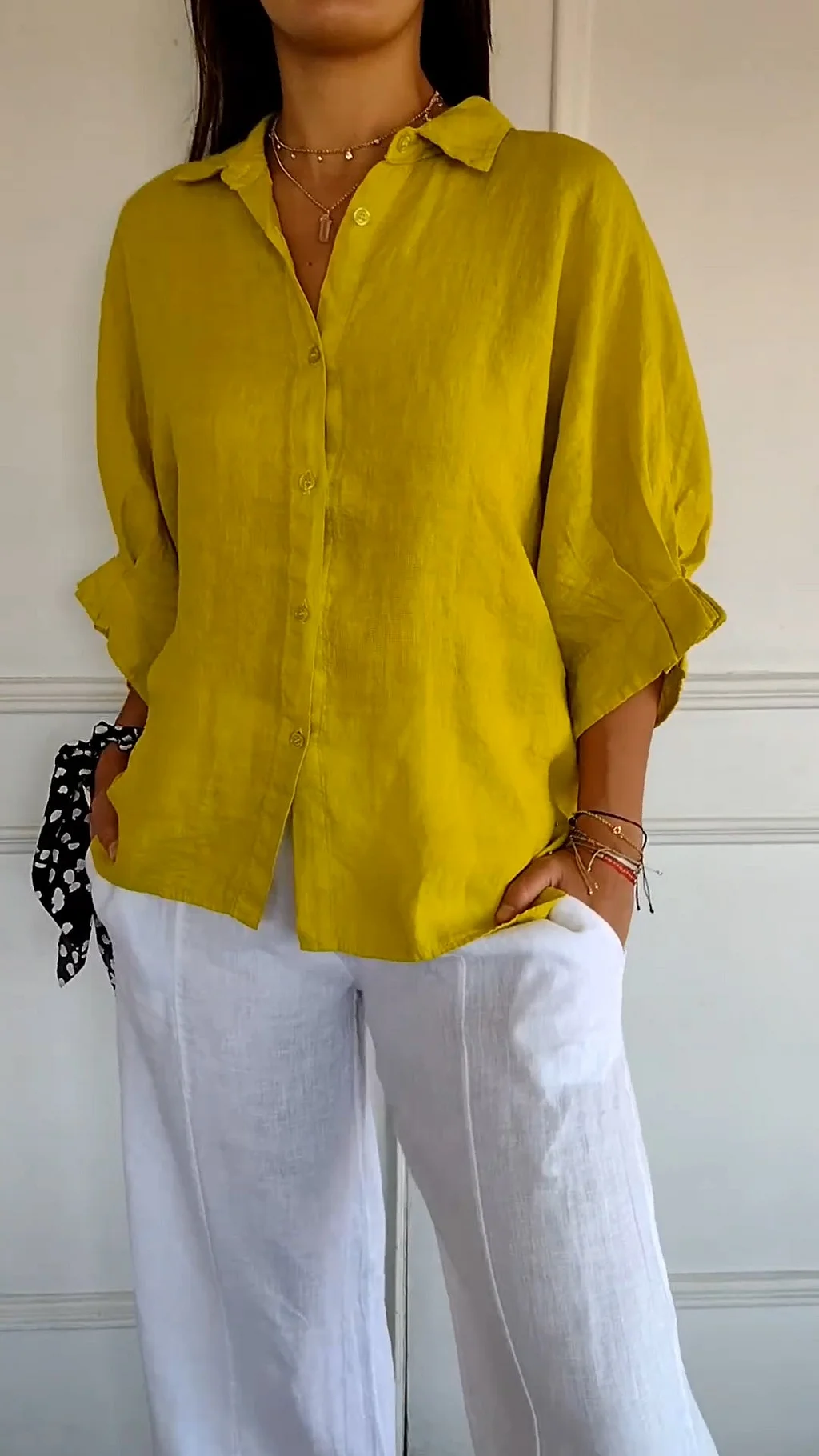 Moda feminina casual com a camisa de nó, que oferece estilo moderno e elegância descontraída. Blusa confortável.
