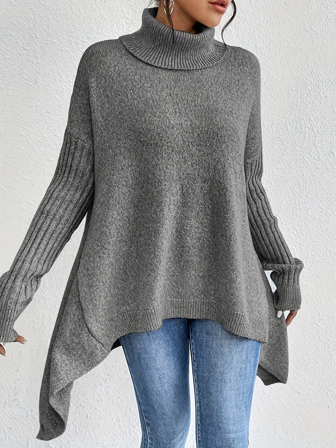 Close-up da gola de camisa polo feminina oversized, detalhe da textura.