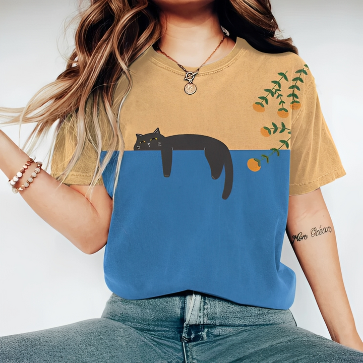 Camiseta feminina casual bicolor com estampa de gato. T-shirt de manga curta, decote redondo, ideal para o verão e moda.