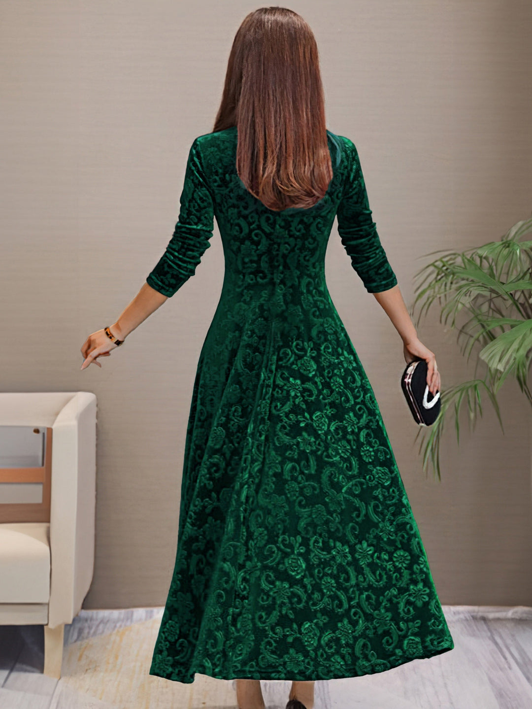 Vestido de festa feminino sofisticado com decote em V e mangas longas, perfeito para celebração.