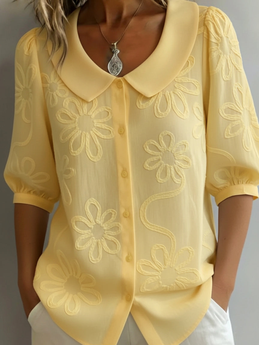 Blusa feminina floral leve para verão/primavera. Oferece conforto e um toque de elegância casual.