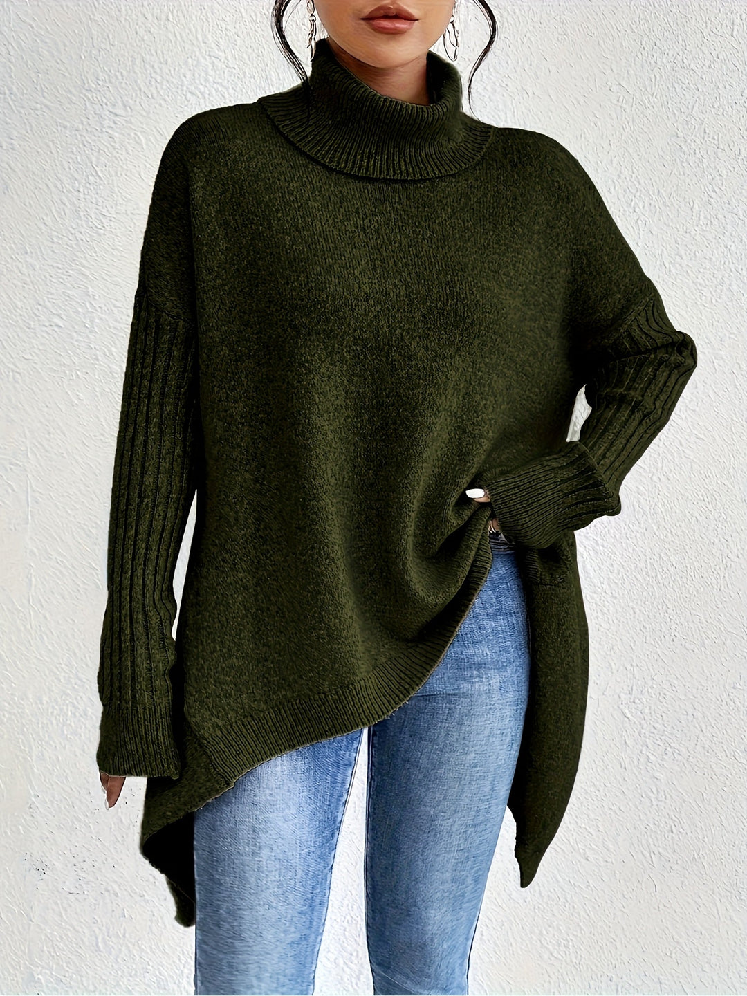Camisa feminina polo oversized bege, elegante. Conforto e modernidade para o dia a dia.