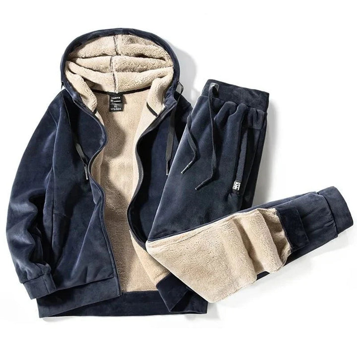 Conjunto de treino de inverno para homem com forro aconchegante de borreguinho e capuz para proteção.