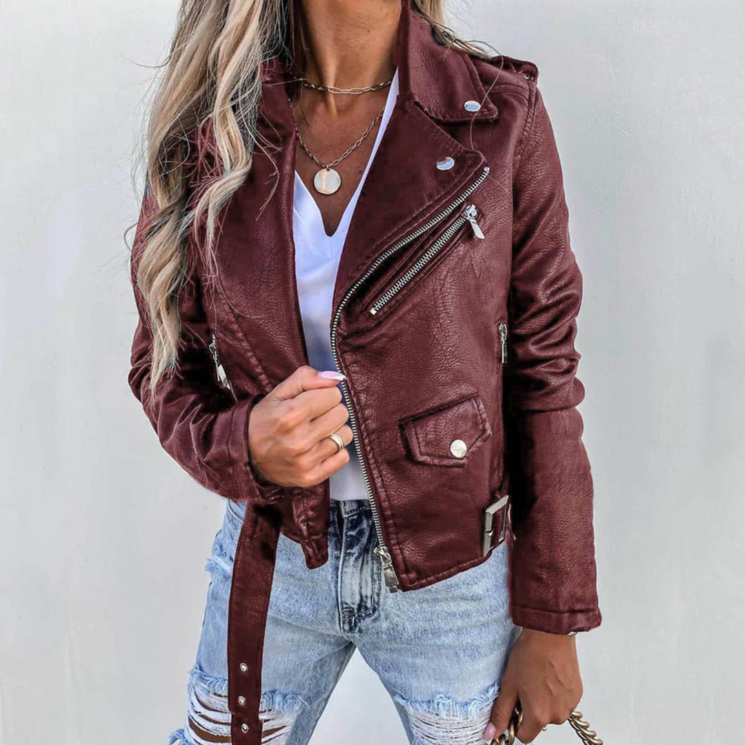 Blusão biker feminino de polipele preto, com zíper diagonal e estilo moto. Perfeito para um look arrojado de outono.