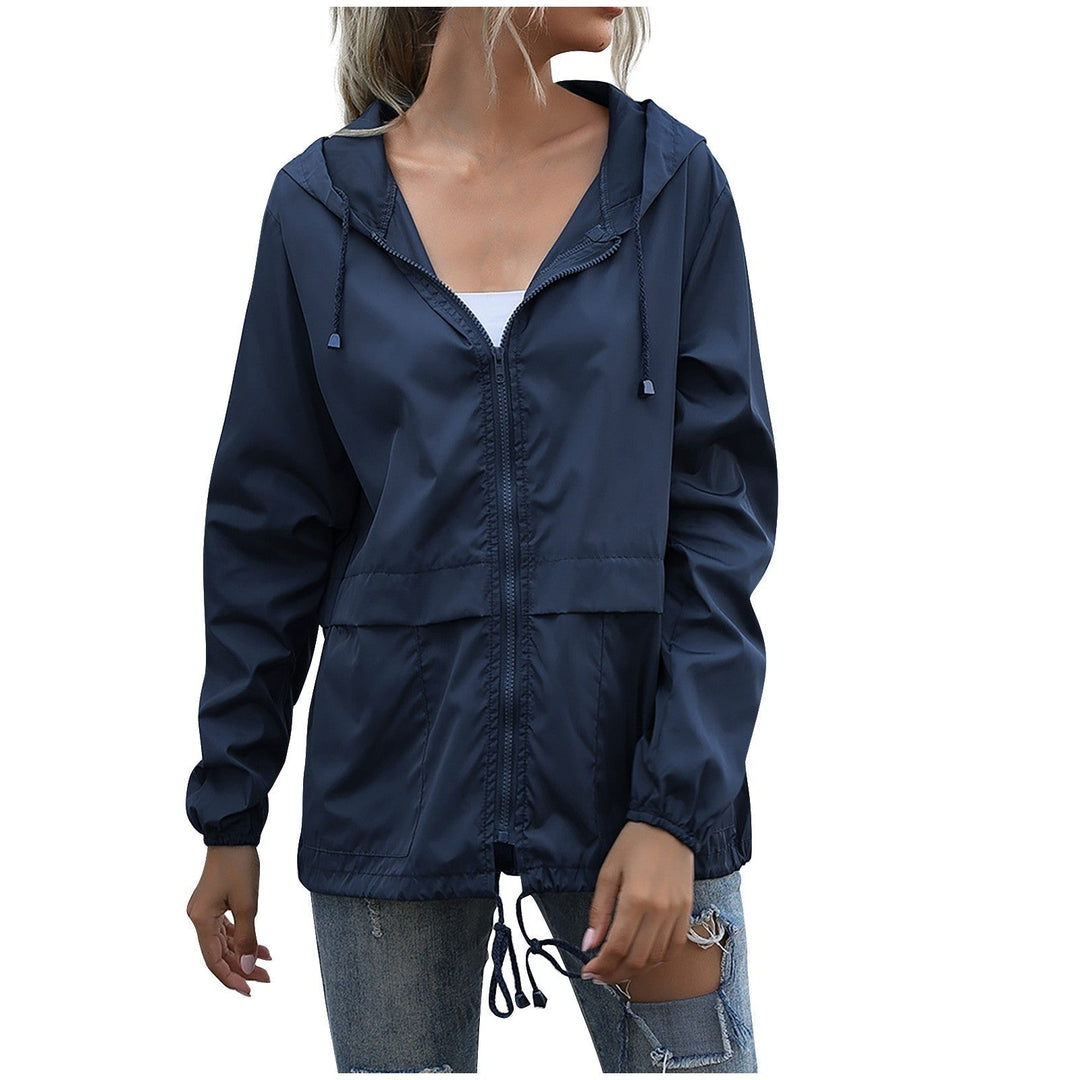 Capa de chuva corta-vento feminina com capuz ajustável, ideal para atividades ao ar livre e viagens no outono/primavera.