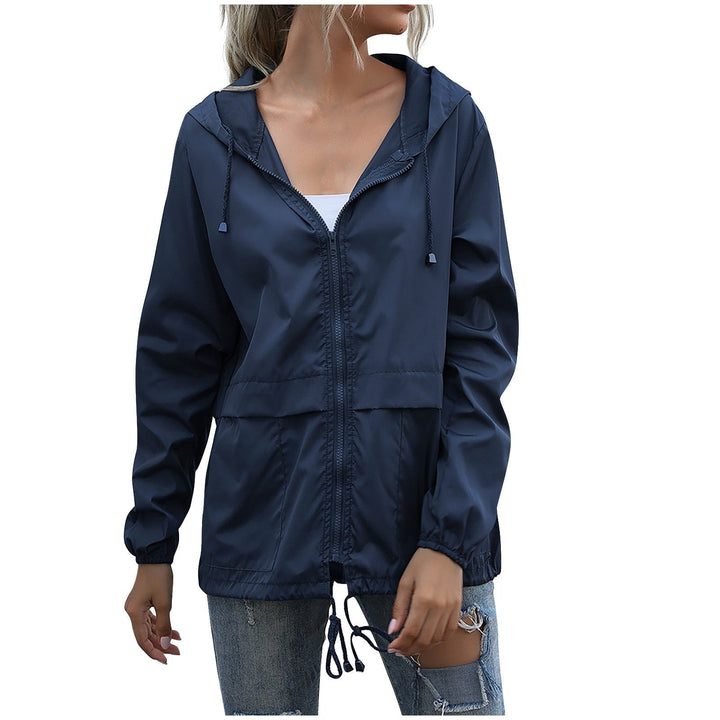 Corta-vento leve feminino com capuz e zíper, ideal para desporto e atividades ao ar livre.