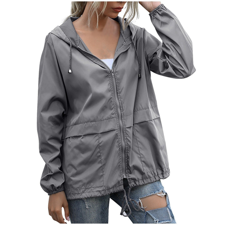 Corta-vento feminino casual com capuz para desporto, oferece estilo e proteção em atividades ao ar livre.